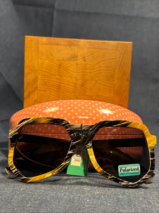NWT Polarized sunglasses main image 9